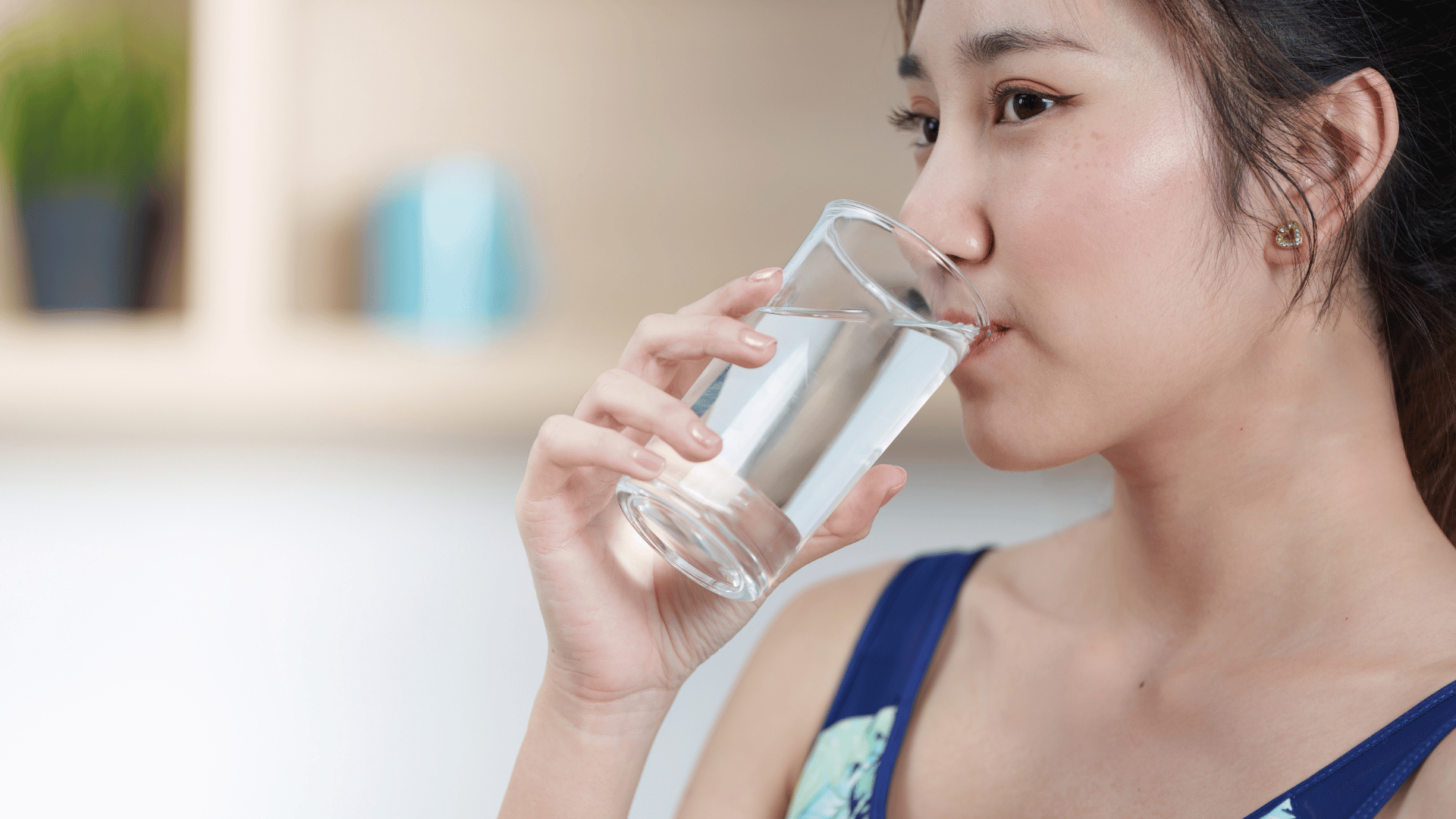 Everyday Hydration Awareness in Tropical Weather Urban and outdoor scenes showing daily life in tropical weather conditions