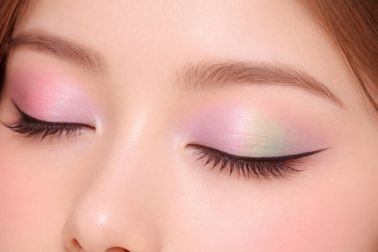 soft-pastel-eyes-minimal-eyeliner-cover. (2) Close-up image of eyelids with pastel eye shadow shades and a thin eyeliner line along the upper lash area.